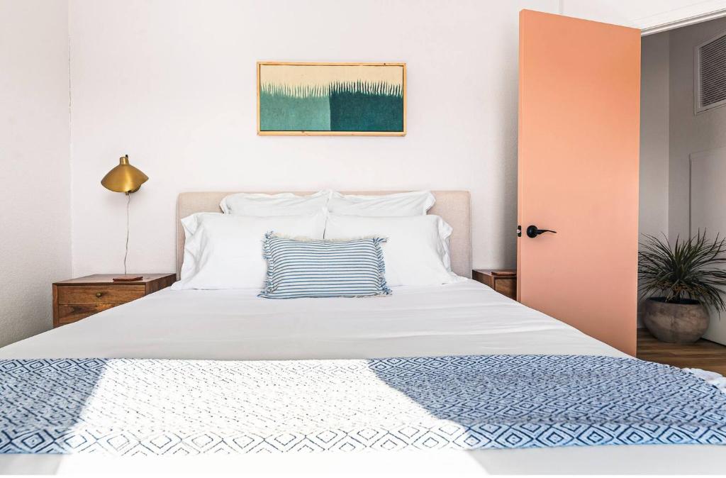 Ένα ή περισσότερα κρεβάτια σε δωμάτιο στο Cholla Hills Home | Stunning 360° Views | Near JT