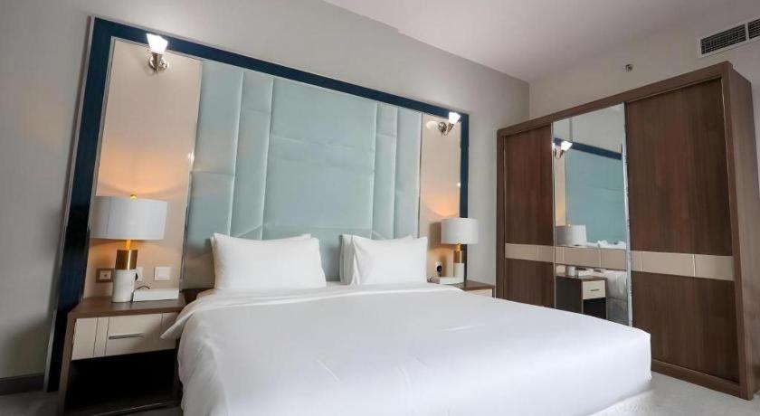 Ένα ή περισσότερα κρεβάτια σε δωμάτιο στο ALAZMI HOTEL