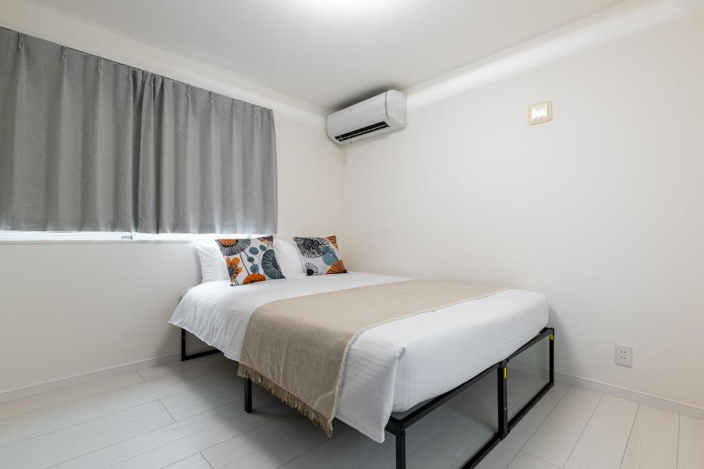 -Okubo 2chome hosuse- Conveniently located 10 min walk from Shin-Okubo Station and 7 min walk from Higashi-Shinjuku Station