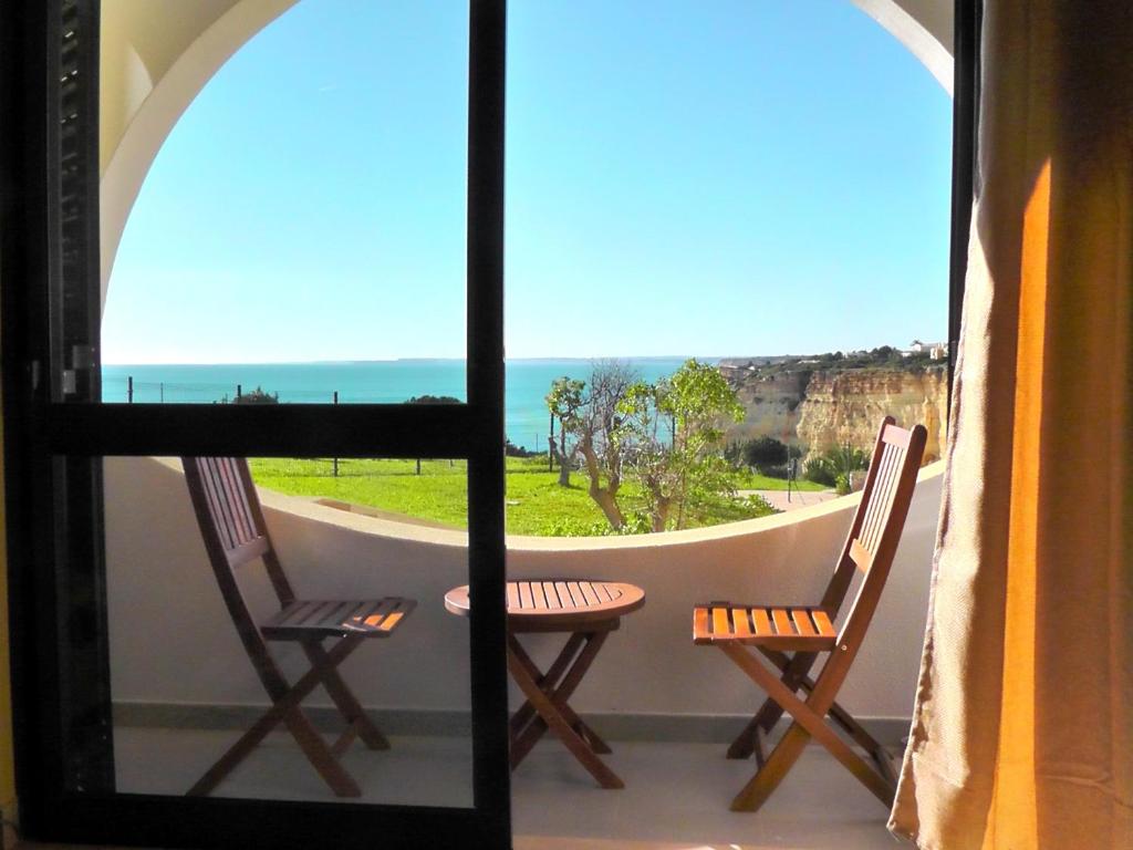 - Balcón con vistas, 2 sillas y mesa en Miramar, en Carvoeiro