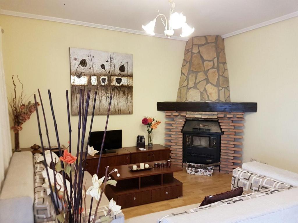 アルバラシンにあるCasa Rural Claudiaのリビングルーム(暖炉、ソファ付)