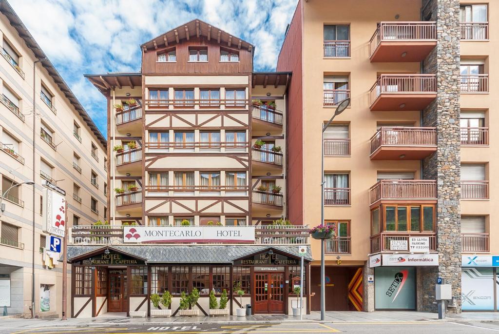 un edificio de apartamentos alto con un restaurante enfrente en Montecarlo, en Encamp