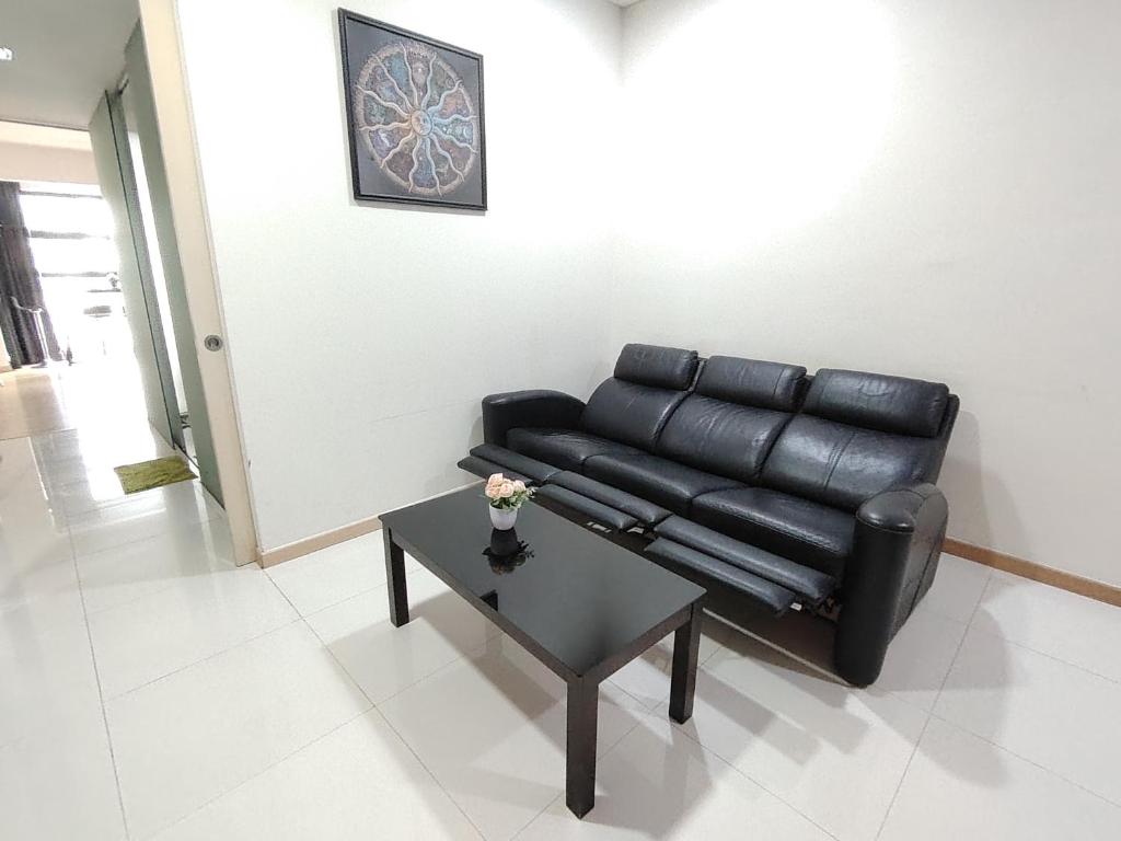 Χώρος καθιστικού στο KL studio with Private Jacuzzi