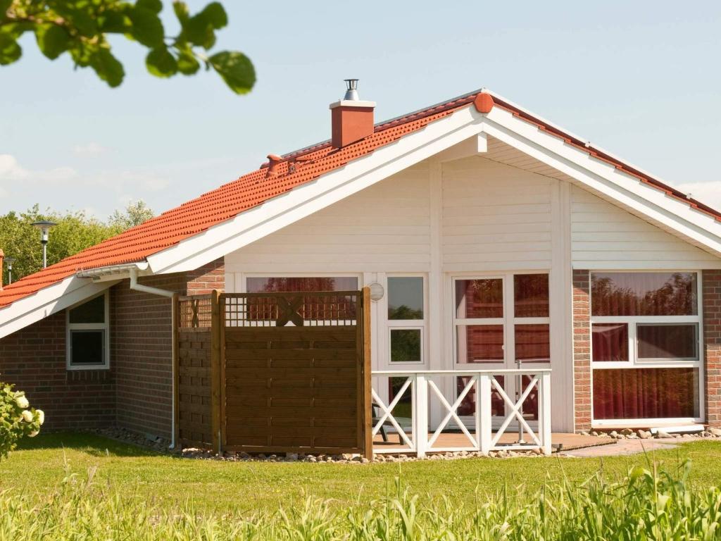 ein Haus mit rotem Dach in der Unterkunft 6 person holiday home in Otterndorf in Otterndorf
