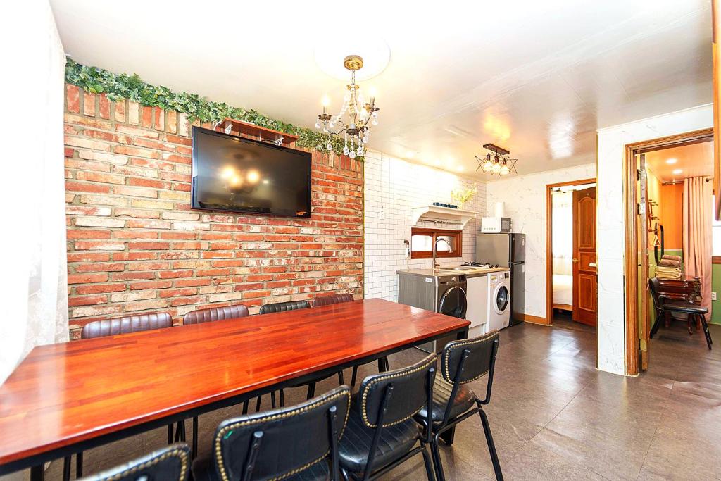 1.Hongdae@ Cozy house 5room.4bath.