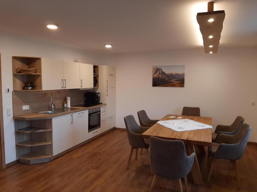 ホプフェラウにあるLandhaus Brunner Beim Veitのテーブルと椅子のあるキッチンとダイニングルーム