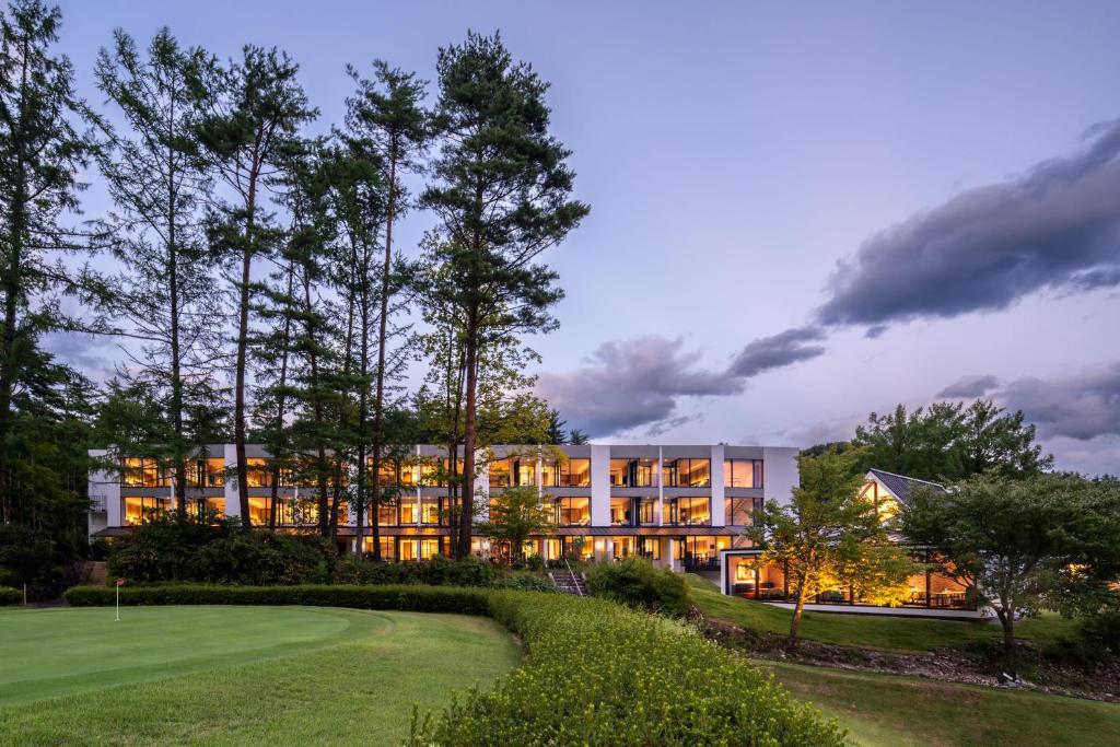 大町市にあるANAホリデイ・インリゾート信濃大町くろよんのゴルフコースと建物を備えたリゾート