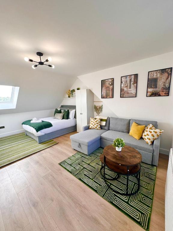 Χώρος καθιστικού στο R6 - Newly Renovated Luxury Fully Self-Contained Studio with Private Bathroom near QE Hospital