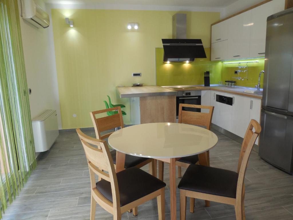 Kuchyň nebo kuchyňský kout v ubytování Apartments Jukic