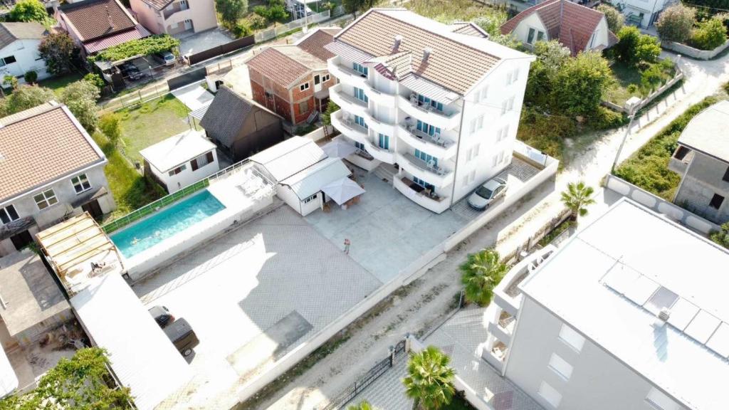 an overhead view of a building with a swimming pool at Apartmani Blu Notte in Ulcinj