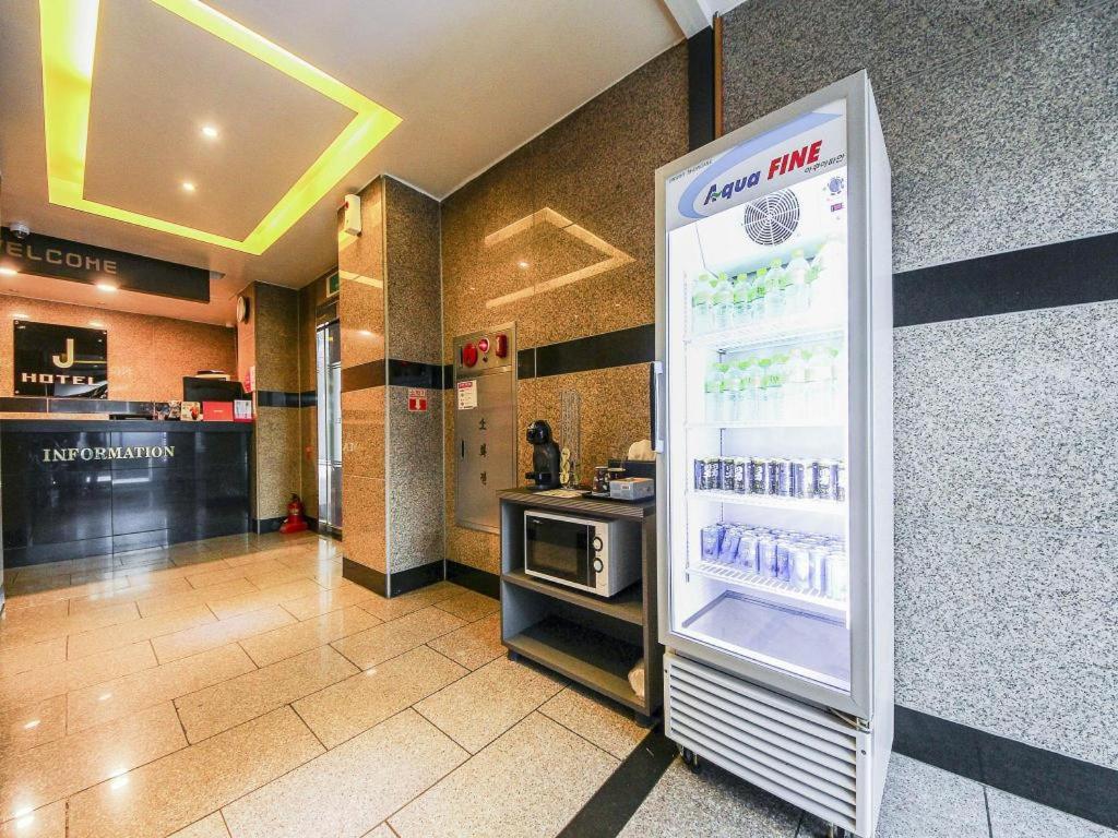 Kuchyň nebo kuchyňský kout v ubytování Hotel J Suwon