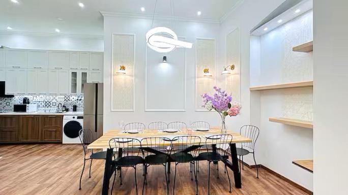 ein Esszimmer mit Tisch und Stühlen in einer Küche in der Unterkunft Apartment in Jozsef krt 50 in Budapest