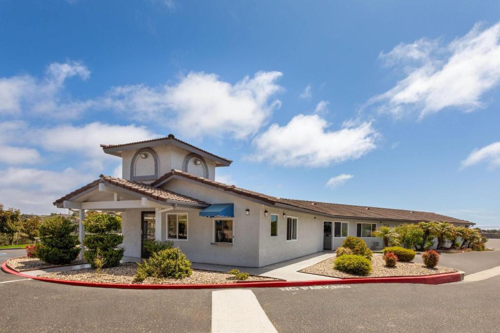 Days Inn by Wyndham Arroyo Grande Pismo Beach photo
