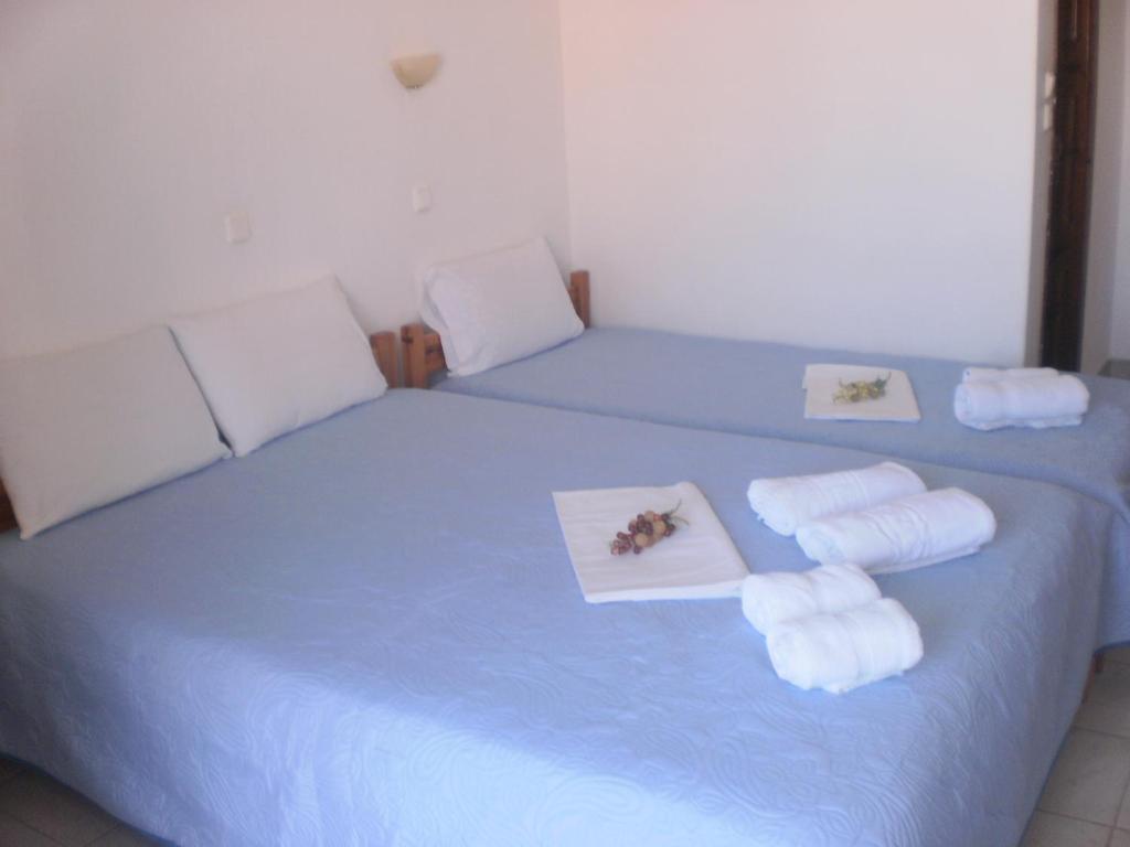 ein blaues Bett mit Handtüchern und Servietten darauf in der Unterkunft Studios Kallirachi in Skala Kallirachis