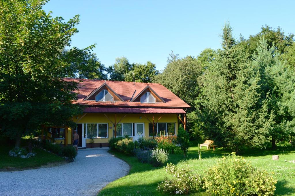 une maison avec un chemin devant elle dans l'établissement Apartments Vita Center, à Rogaška Slatina