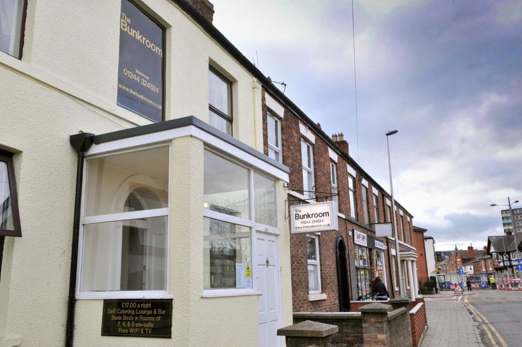 un edificio con una ventana en el lateral de una calle en The Bunkroom, en Chester