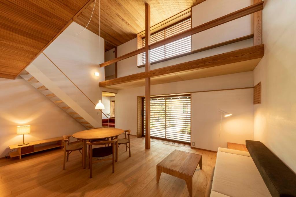 Mitoyo香川一棟貸切 癒しの空間zen的开放式客厅配有桌椅