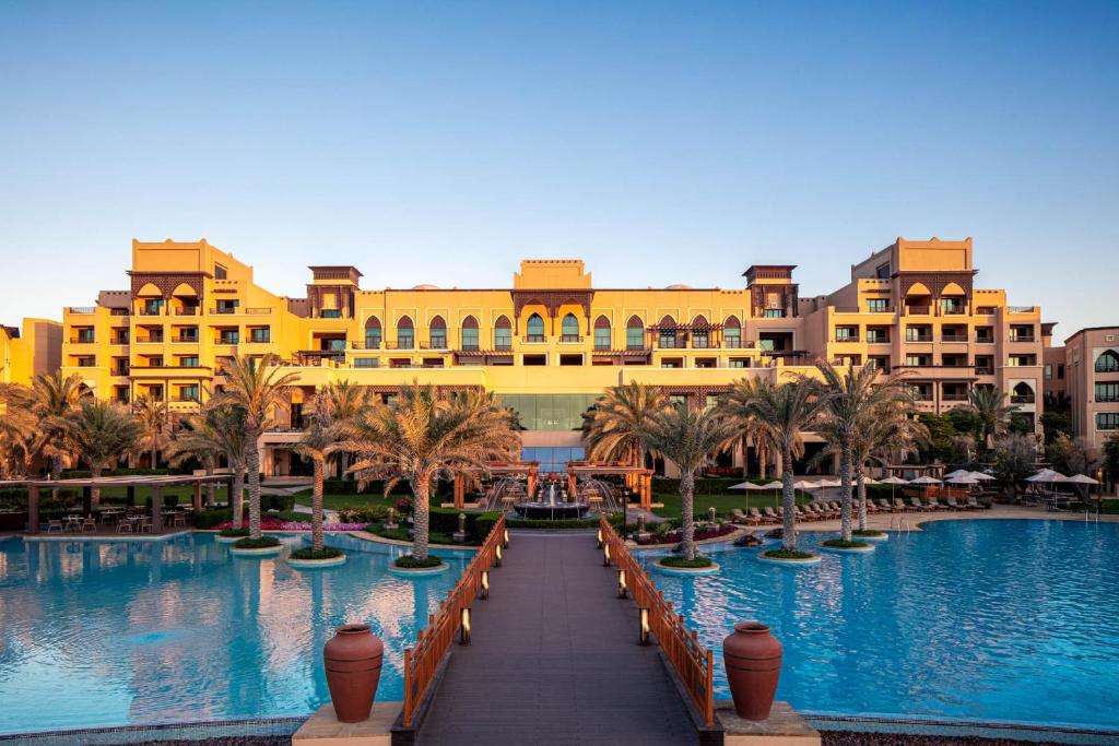 Bazén v ubytování Saadiyat Rotana Resort and Villas nebo v jeho okolí