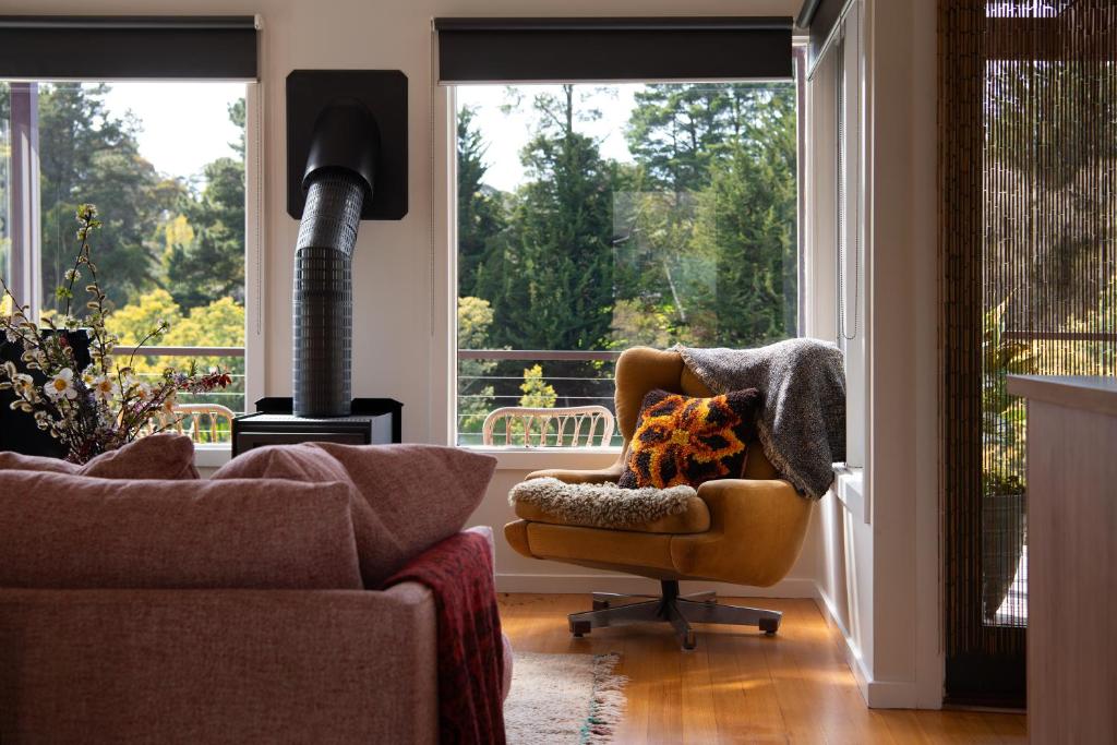Χώρος καθιστικού στο Treehouse Spa Villa - Unique & Secluded Retreat in Daylesford