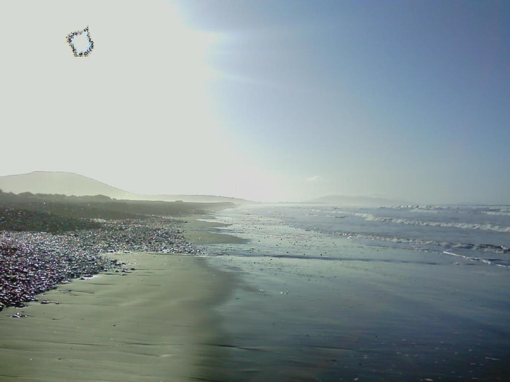 uma vista para a costa de uma praia em Ponderosa B&B em Louisburgh