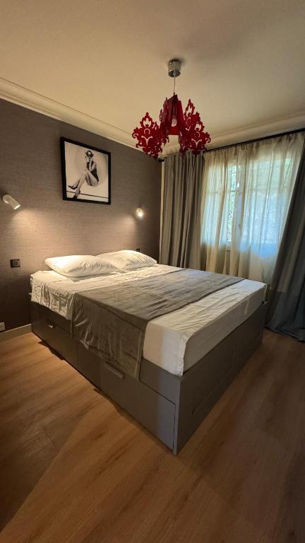 Ένα ή περισσότερα κρεβάτια σε δωμάτιο στο Renovated & cozy apartment