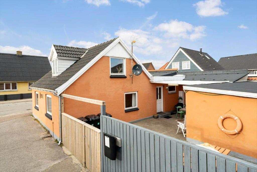 Το κτήριο όπου στεγάζεται  η παραθεριστική κατοικία