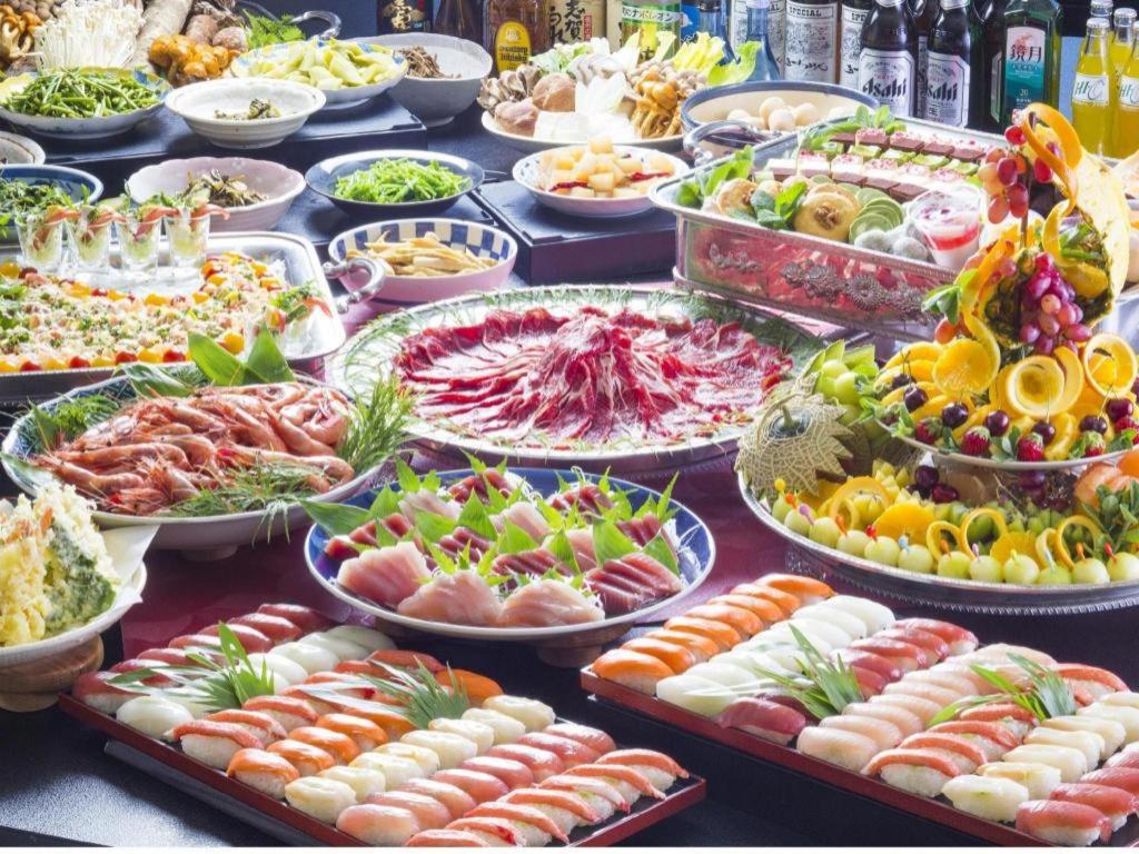 下高井郡にあるHotel North Shigaのテーブルの上に並べられたさまざまな種類の食べ物のビュッフェ