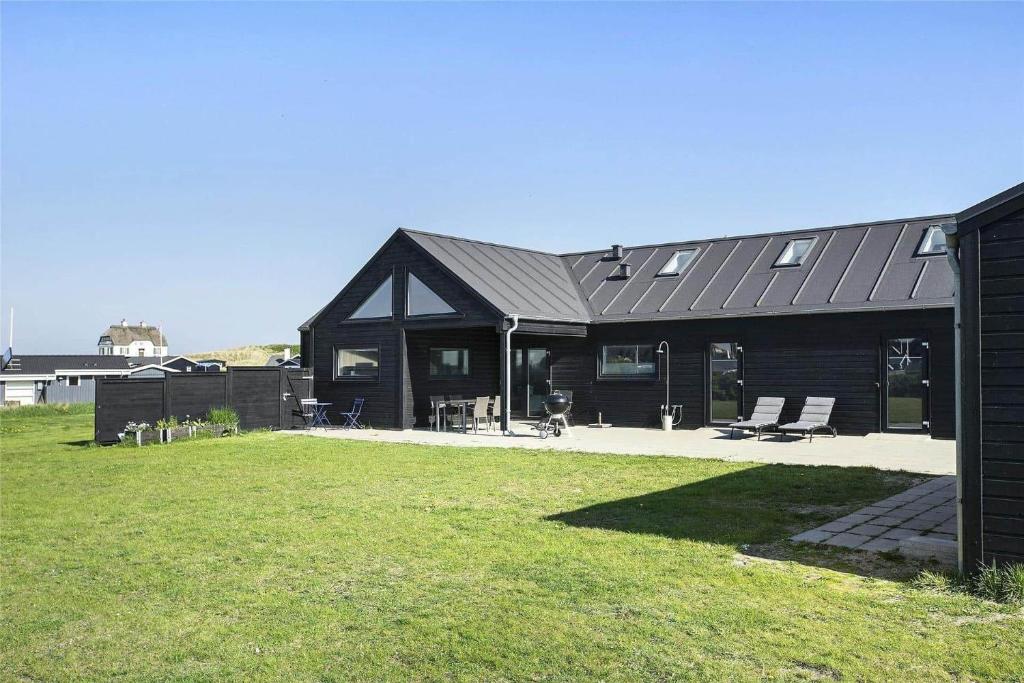 a large black house with a large yard at LK536-Lokken-Ternevej-33 in Løkken