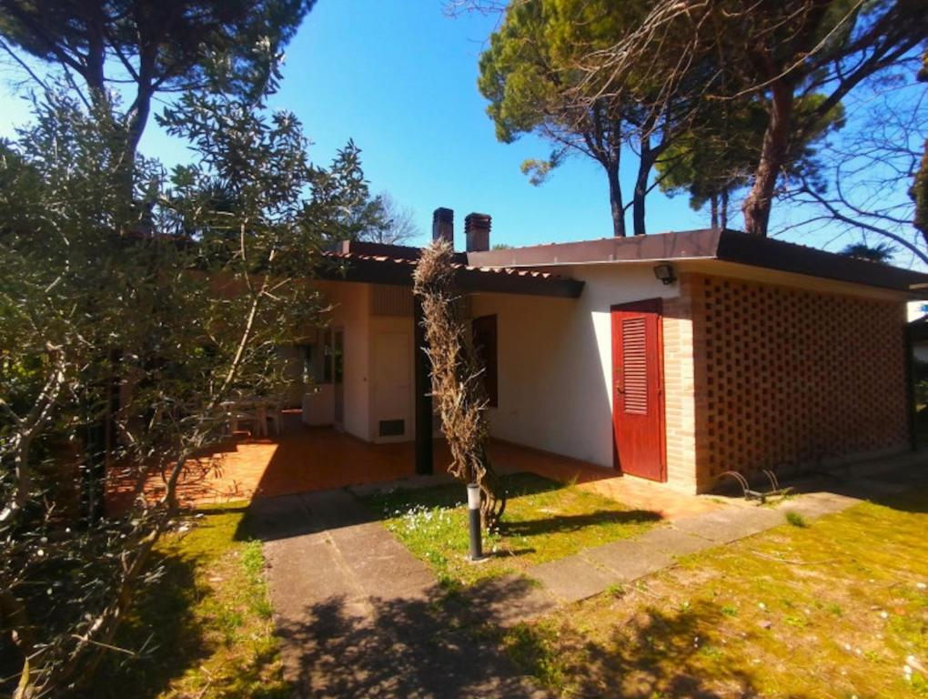 ビビオーネにあるLovely villa with spacious gardenのキリンが前に立つ家