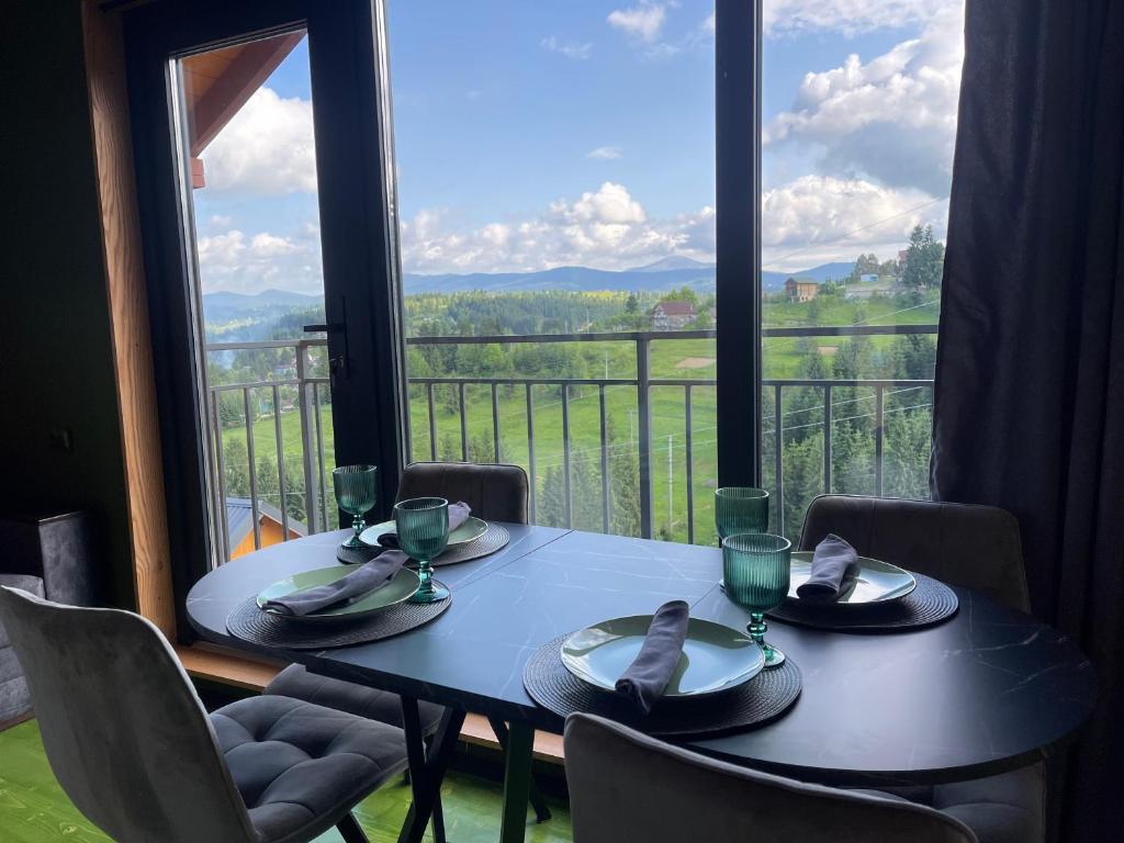 Family cottage في يابلونيتسيا: طاولة مطلة على نافذة كبيرة