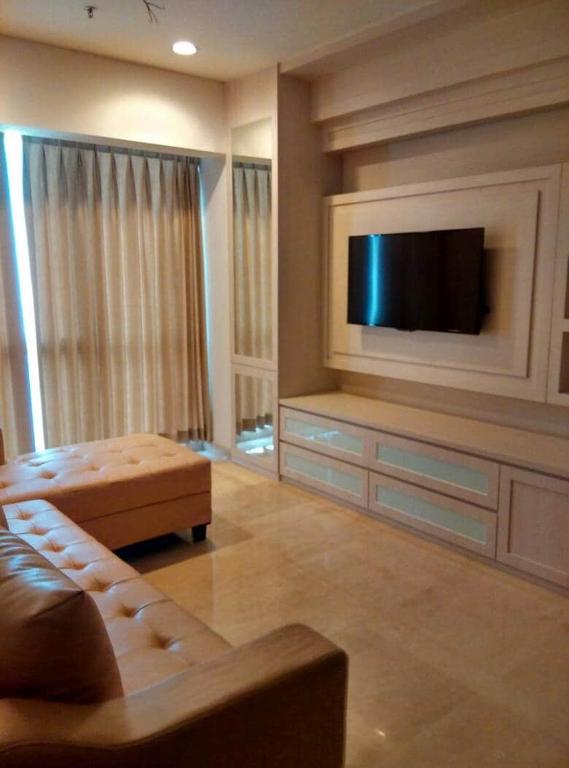 Μια τηλεόραση ή/και κέντρο ψυχαγωγίας στο Apartment Setiabudi Skygarden