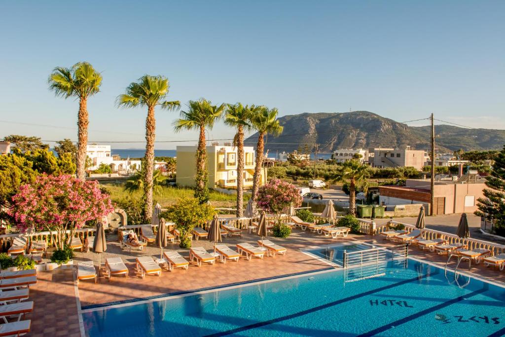 Bazén v ubytování Zeus Hotel nebo v jeho okolí