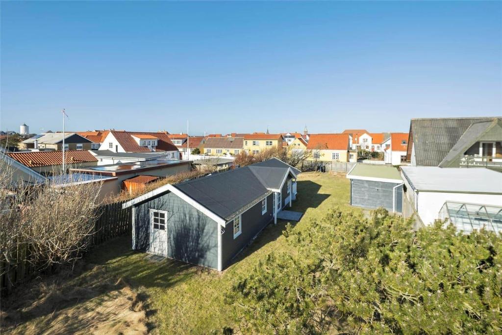 una vista aerea di una casa in una città di LK1848-Lokken-Soren-Madsens-Vej-13 a Løkken