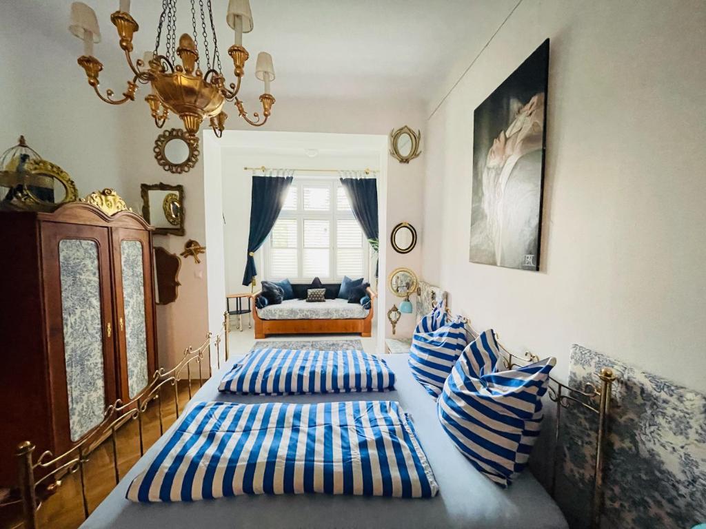Un dormitorio con dos camas con almohadas azules y blancas. en Palais Ewald, en Herzogenburg