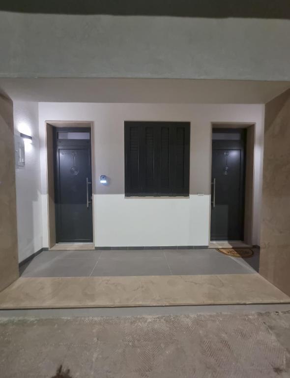 ein leerer Raum mit drei Türen in einem Gebäude in der Unterkunft La casa di Caterina in Avetrana