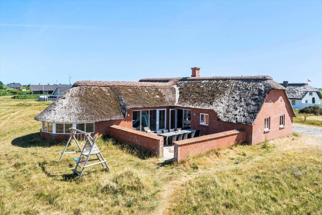 una vecchia casa con tetto di paglia in un campo di 159-Harboore-Alkajavej-6 a Harboør