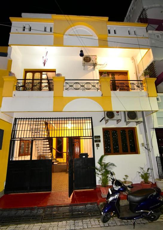 a scooter parked in front of a building at Villa Felicia 1Bbk property in Pondicherry