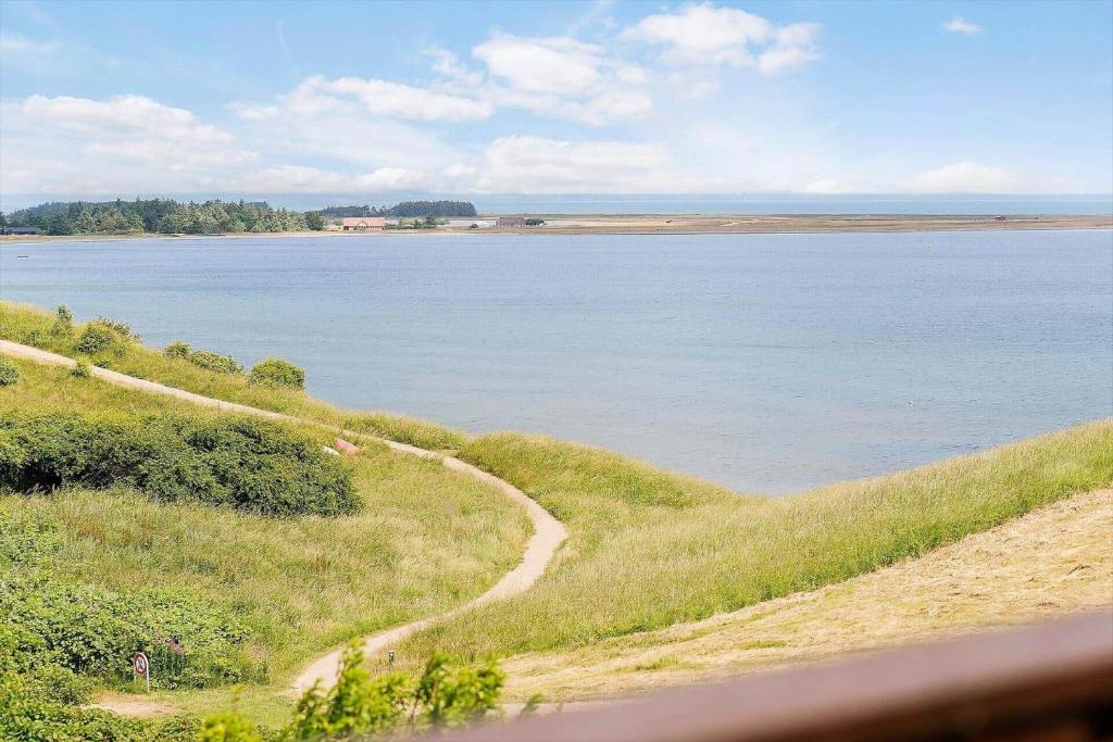 een uitzicht op een grote hoeveelheid water bij G192-Lemvig-Violvej-92 in Lemvig
