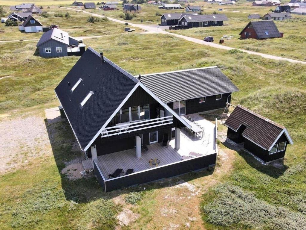 una vista aérea de una casa en un campo en 328-Harboore-Lille-flyvholmvej-14, en Harboør