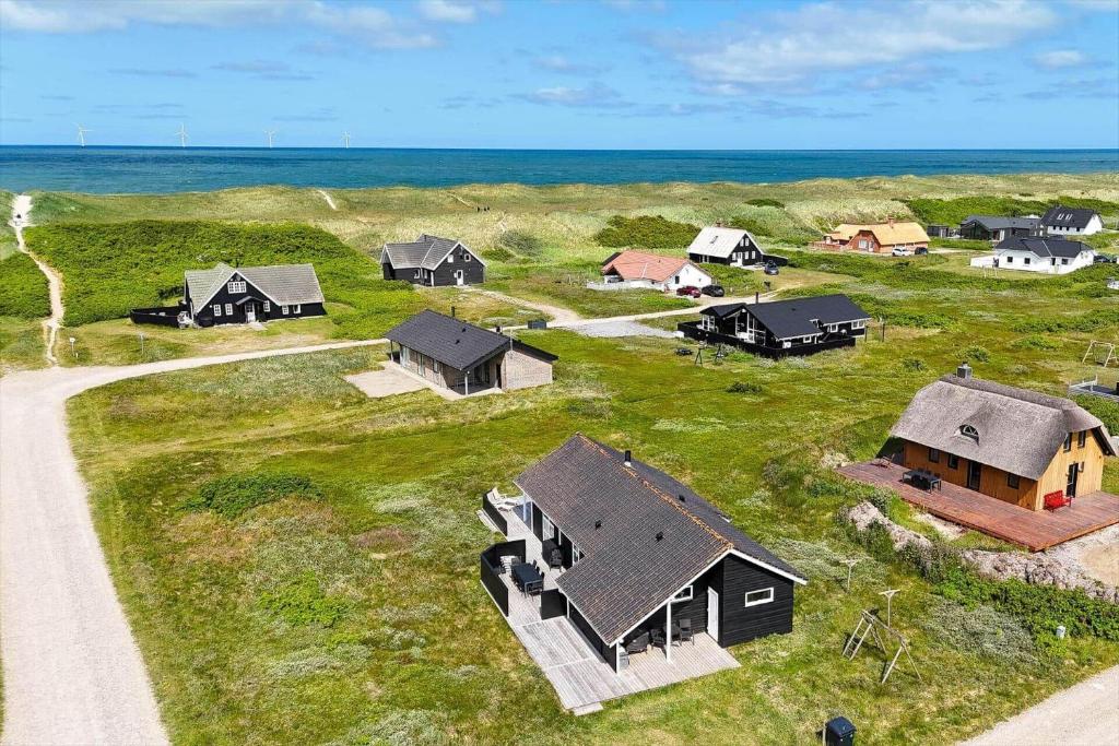 an overhead view of a group of houses on the beach at 392-Harboore-Fourmivej-64 in Harboør