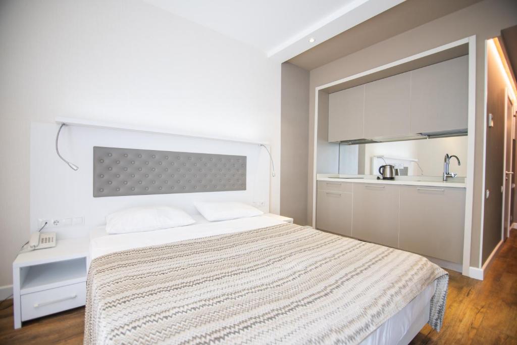 Giường trong phòng chung tại Elegant Apartment with Sea View in Alliance Palace