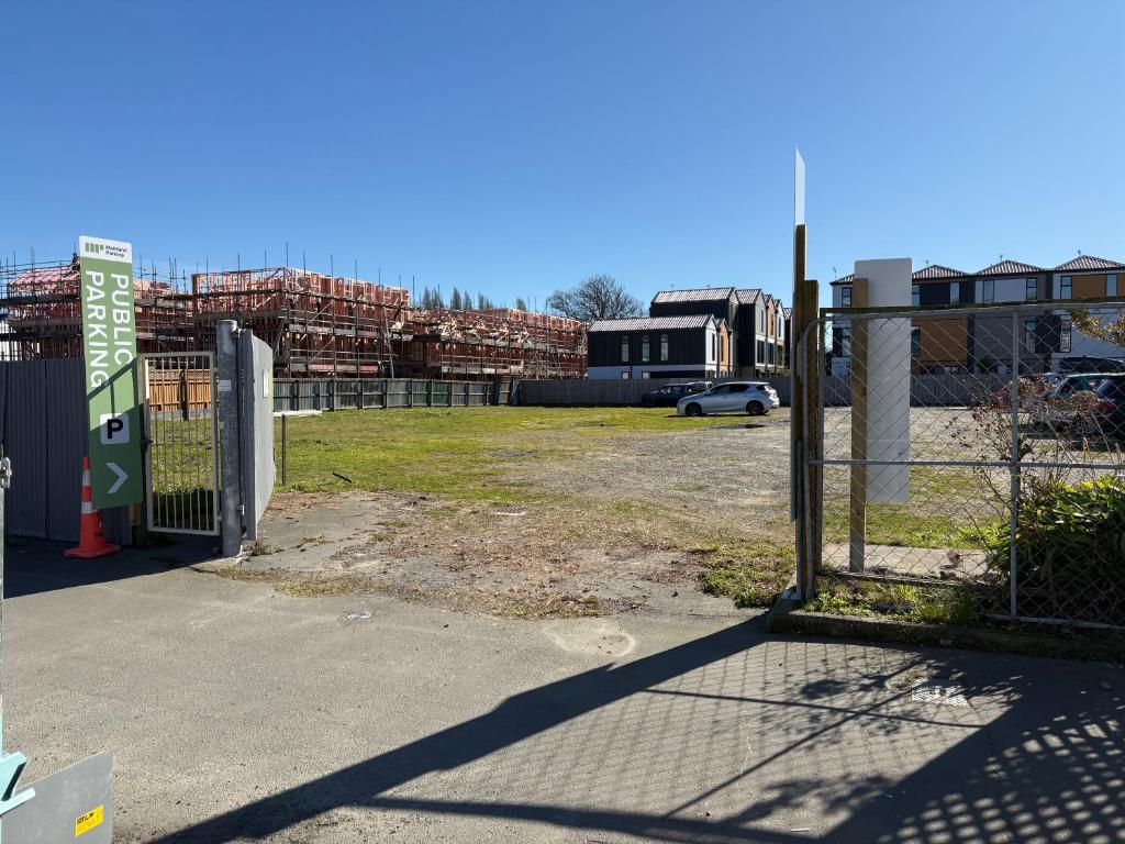 Stylish and Sleek City Stay - Resim 16