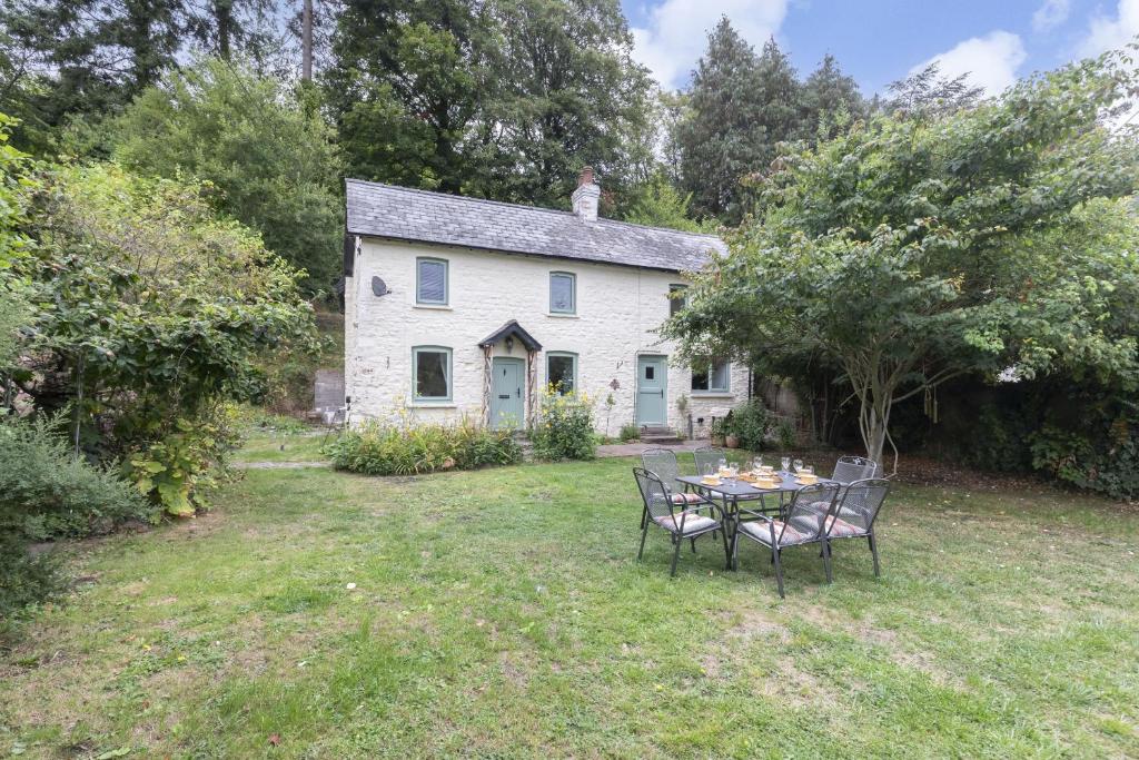 Κήπος έξω από το Charming 3-Bed Cottage by the River Usk