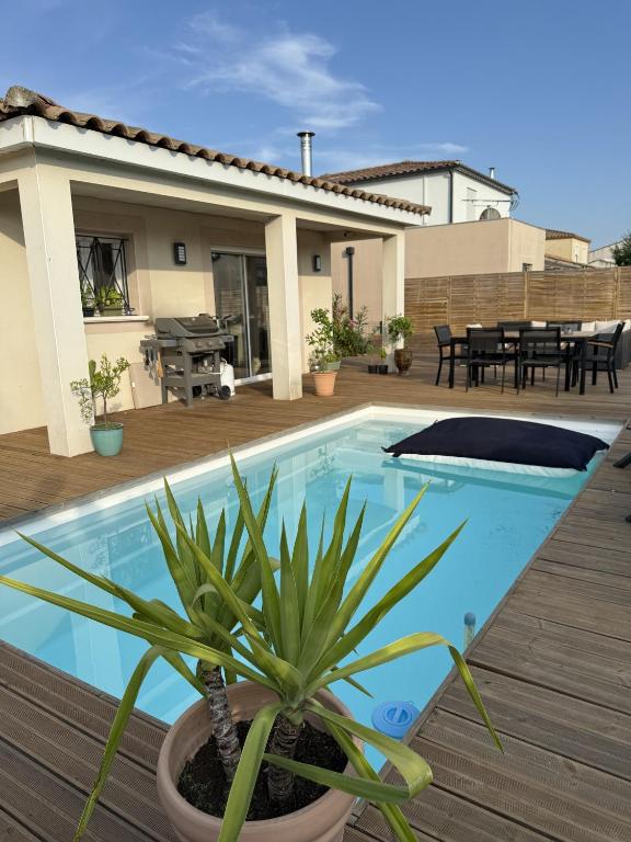 une villa avec piscine et une maison dans l'établissement Villa Gina, à Garons