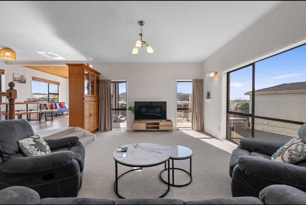 Spacious retreat with Mountain View - Resim 11