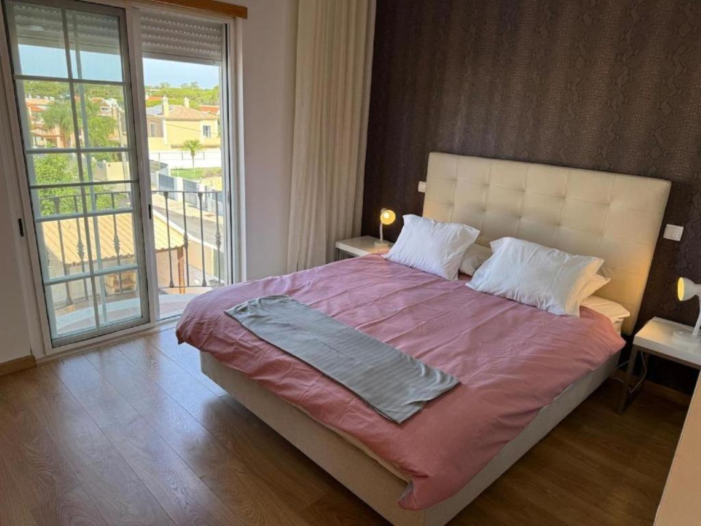 Φωτογραφία από το άλμπουμ του Luxury 6BR Villa Private Pool & Games Room Sleeps 12 σε Quarteira