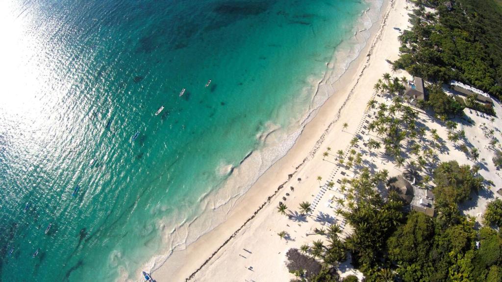 una vista aérea de una playa y el océano en El Paraiso Hotel Tulum, en Tulum
