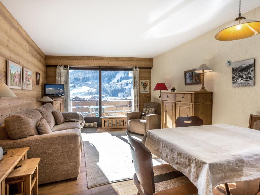 un salon avec un canapé et une table dans l'établissement 2 pièces, proche commerces, Champ Giguet, garage, ascenseur - FR-1-304-15, à La Clusaz