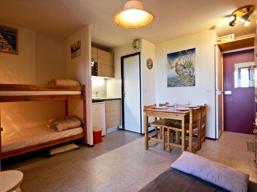 シャンルッスにあるStudio cabine 4 pers, pied des pistes, balcon exposé sud - FR-1-340-95のテーブルと二段ベッドが備わる客室です。
