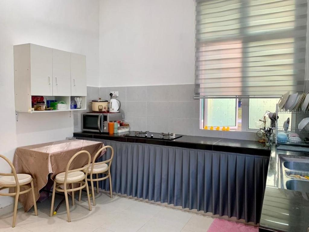 Kuchyň nebo kuchyňský kout v ubytování Mr Cook Homestay Melor